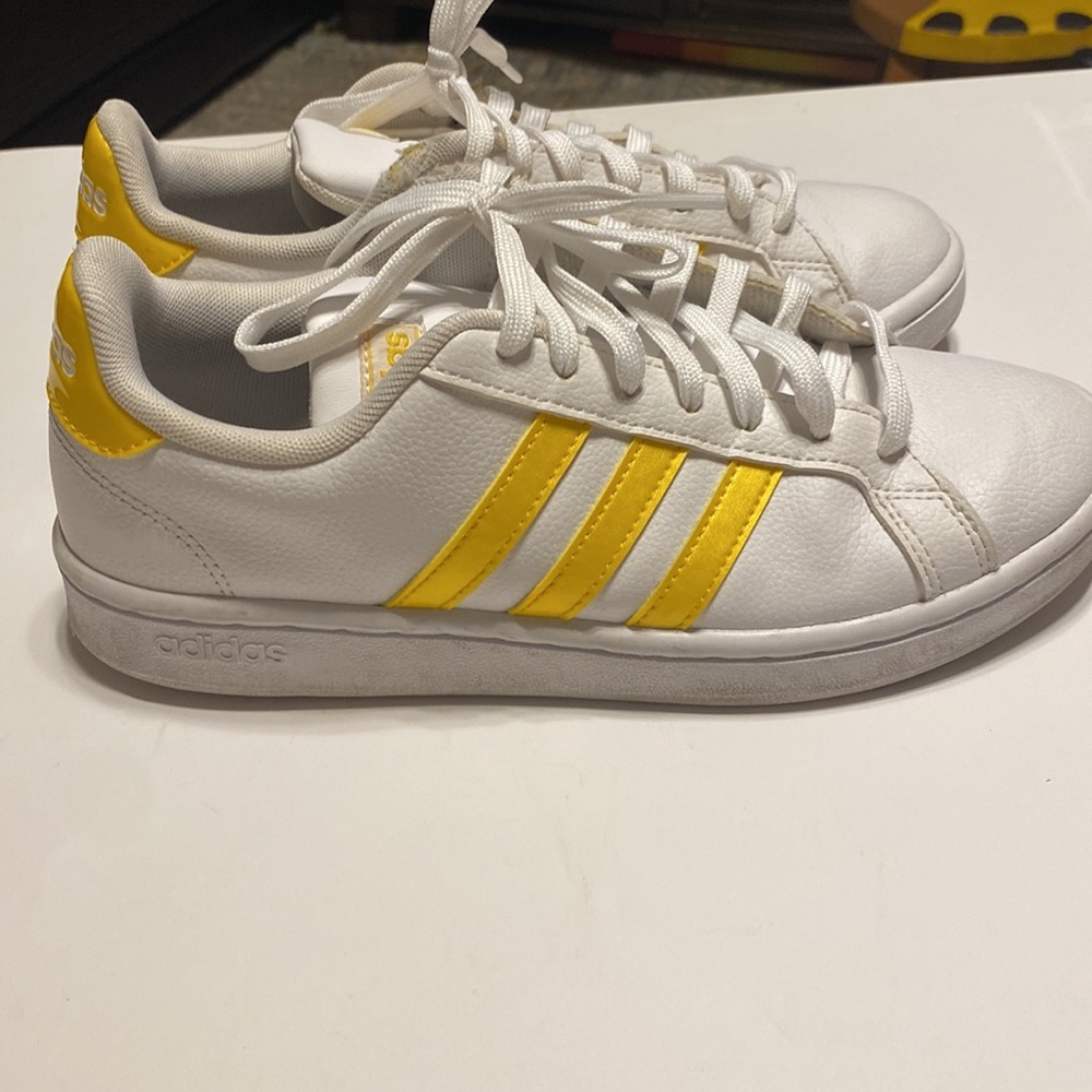 Adidas cloudfoam comfort women,s shoes with yellow stripes